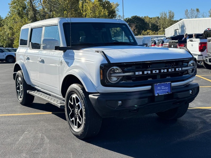 Ford Bronco Vehicle Full-screen Gallery Image 02