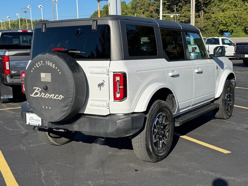 Ford Bronco Vehicle Full-screen Gallery Image 03