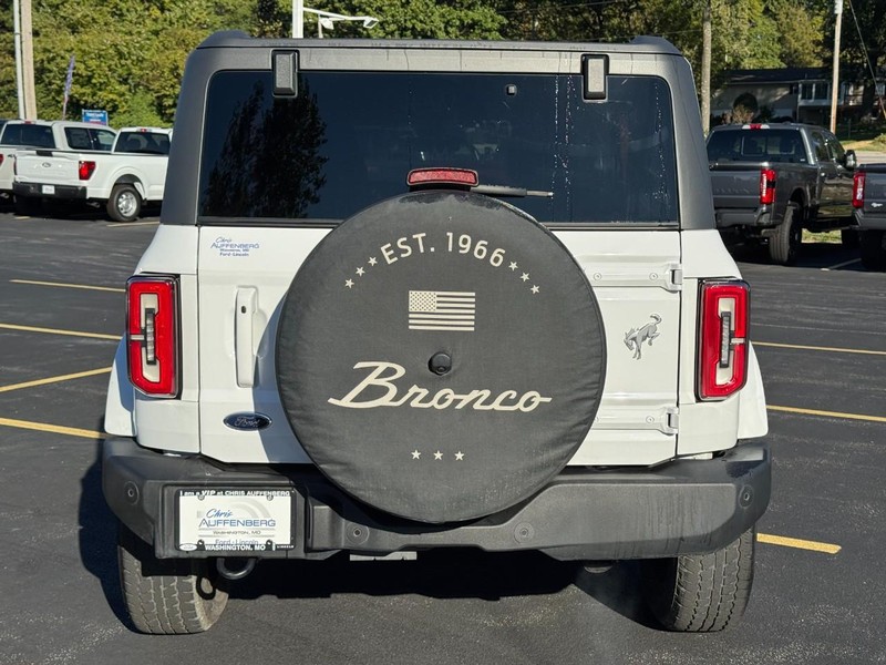 Ford Bronco Vehicle Full-screen Gallery Image 04