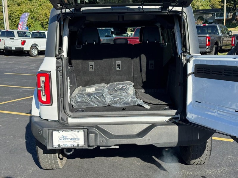 Ford Bronco Vehicle Full-screen Gallery Image 05