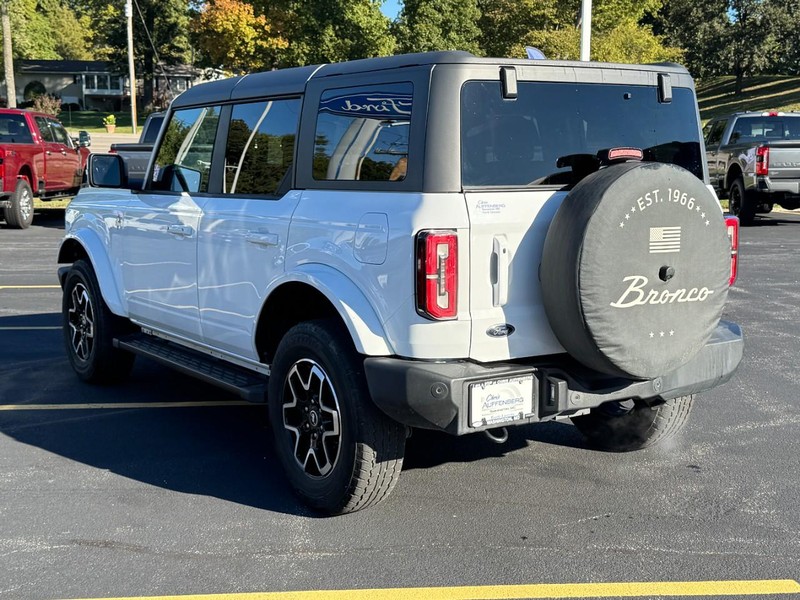 Ford Bronco Vehicle Full-screen Gallery Image 06