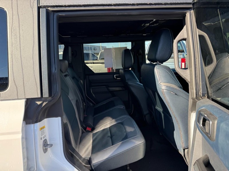 Ford Bronco Vehicle Full-screen Gallery Image 10