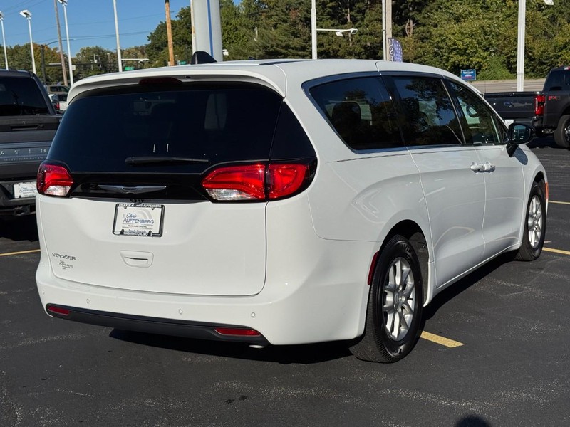 Chrysler Voyager Vehicle Full-screen Gallery Image 03