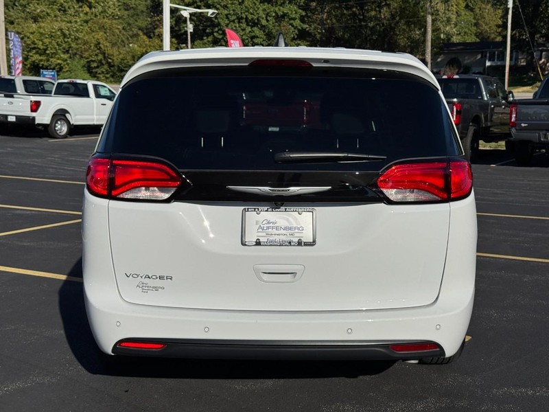 Chrysler Voyager Vehicle Full-screen Gallery Image 04