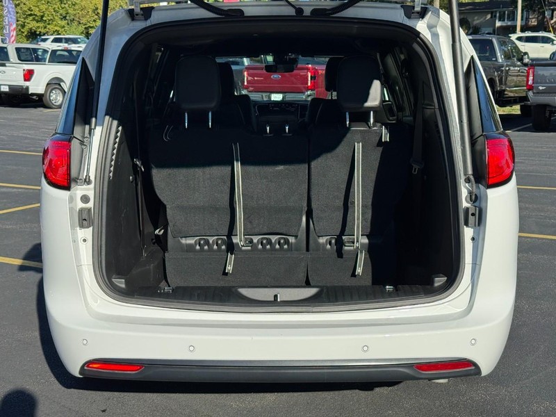 Chrysler Voyager Vehicle Full-screen Gallery Image 05