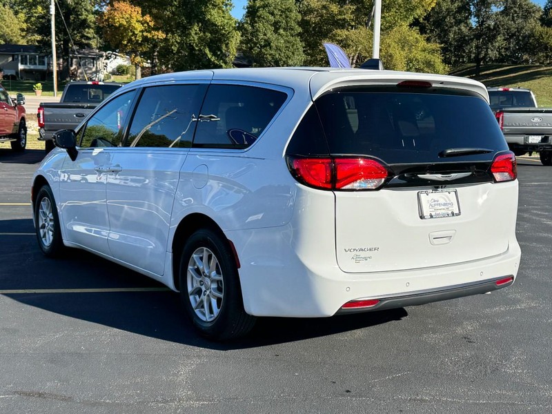 Chrysler Voyager Vehicle Full-screen Gallery Image 06
