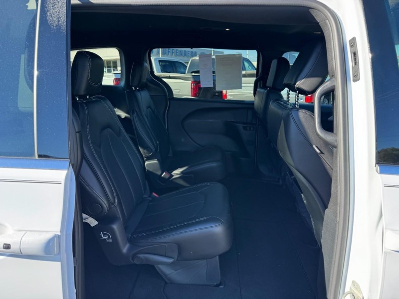 Chrysler Voyager Vehicle Full-screen Gallery Image 10