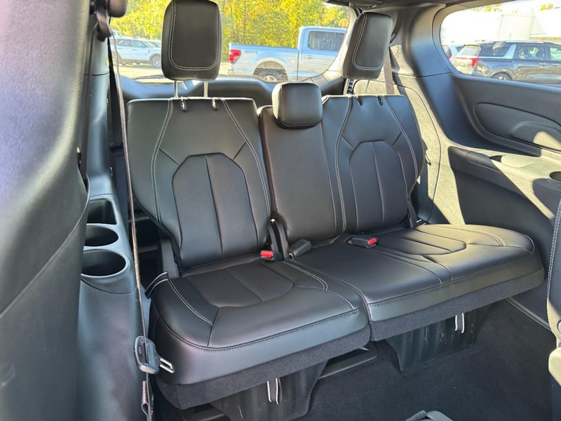 Chrysler Voyager Vehicle Full-screen Gallery Image 11