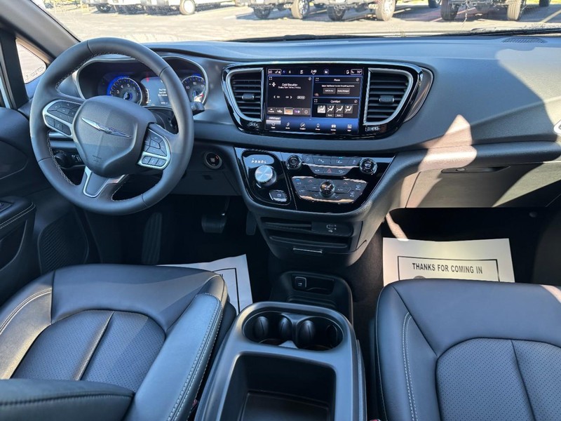 Chrysler Voyager Vehicle Full-screen Gallery Image 12