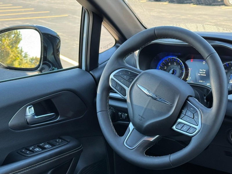 Chrysler Voyager Vehicle Full-screen Gallery Image 13