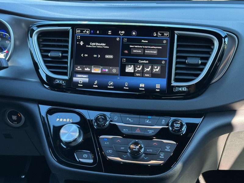 Chrysler Voyager Vehicle Full-screen Gallery Image 14