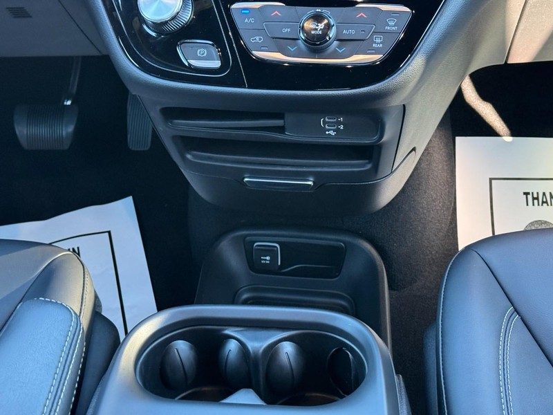 Chrysler Voyager Vehicle Full-screen Gallery Image 15