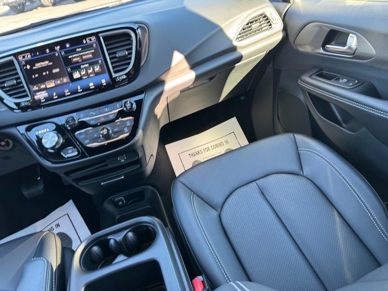 Chrysler Voyager Vehicle Full-screen Gallery Image 16