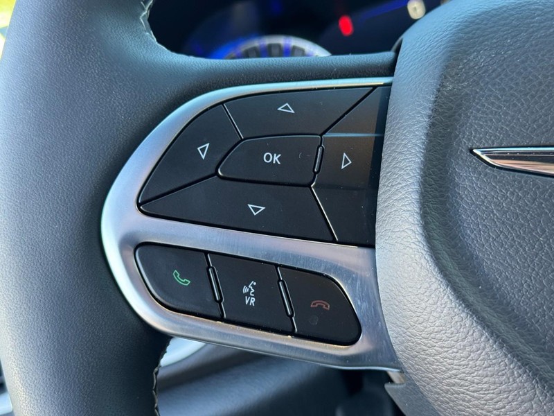 Chrysler Voyager Vehicle Full-screen Gallery Image 17