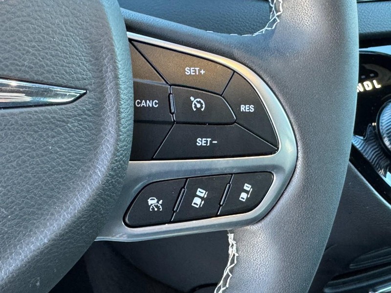 Chrysler Voyager Vehicle Full-screen Gallery Image 18