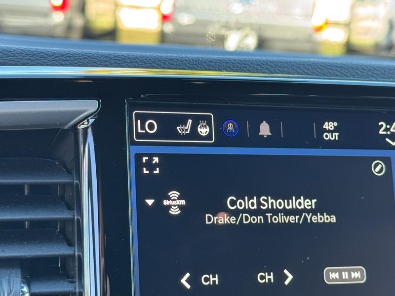 Chrysler Voyager Vehicle Full-screen Gallery Image 21