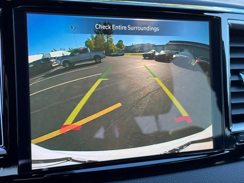 Chrysler Voyager Vehicle Full-screen Gallery Image 22