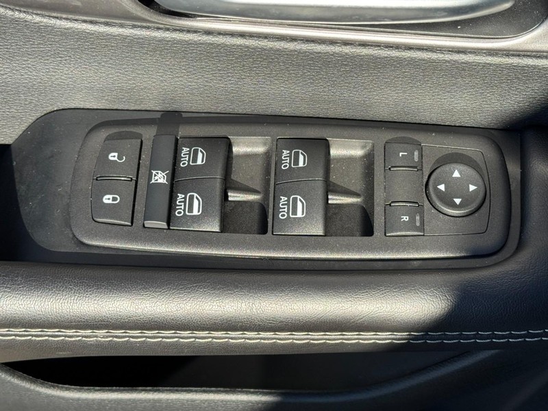 Chrysler Voyager Vehicle Full-screen Gallery Image 23