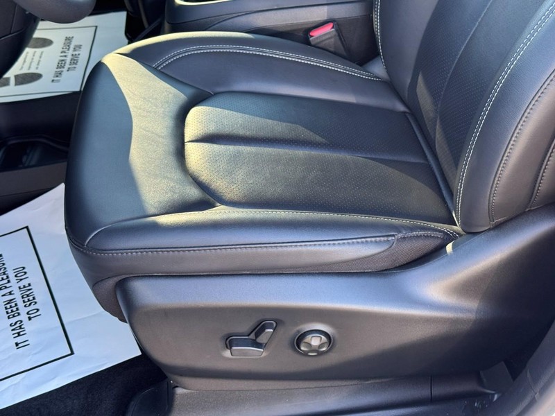 Chrysler Voyager Vehicle Full-screen Gallery Image 24
