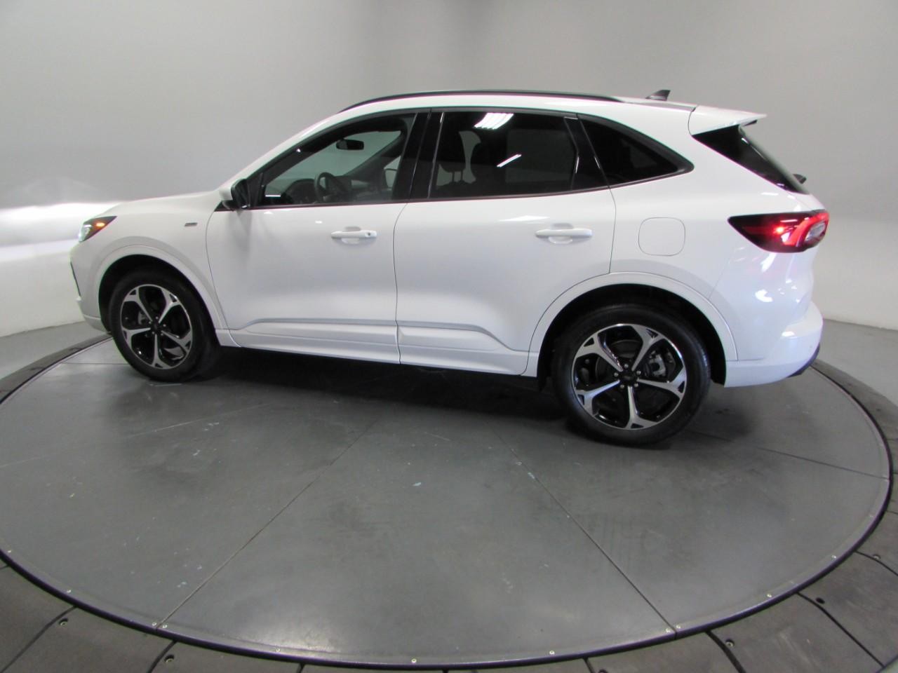 Ford Escape Vehicle Full-screen Gallery Image 25