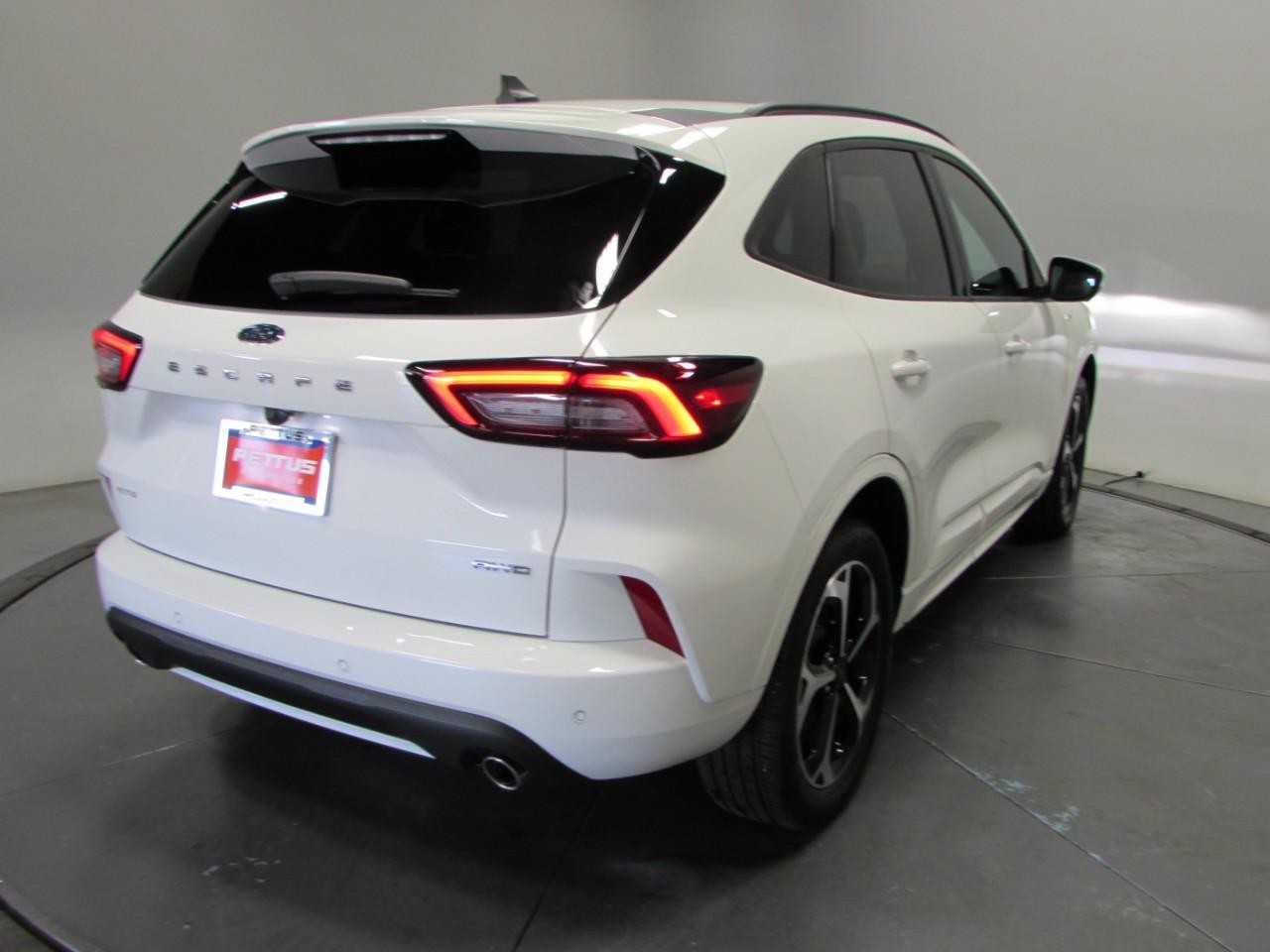 Ford Escape Vehicle Full-screen Gallery Image 28