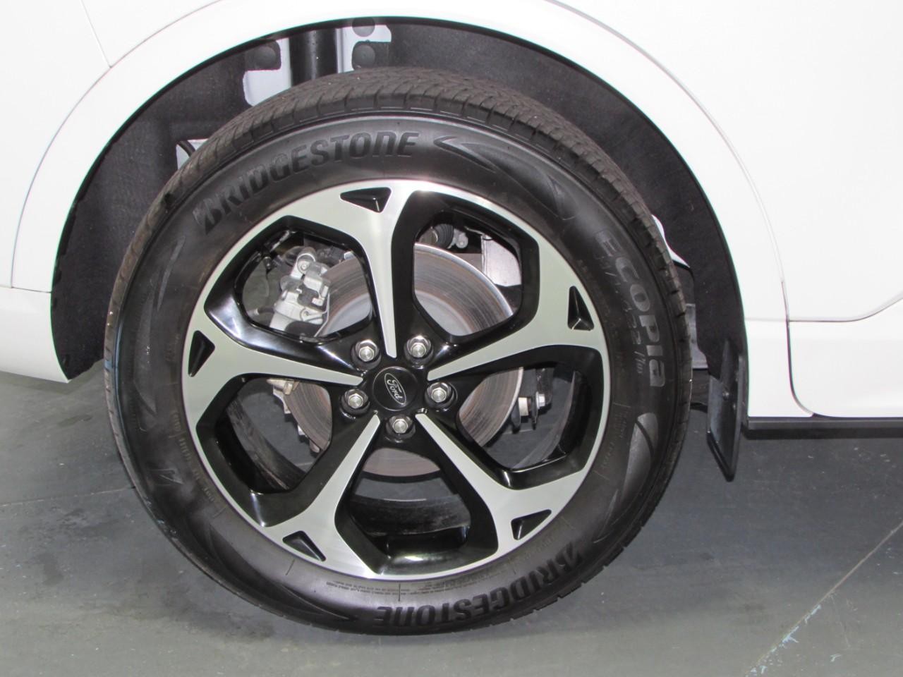 Ford Escape Vehicle Full-screen Gallery Image 30