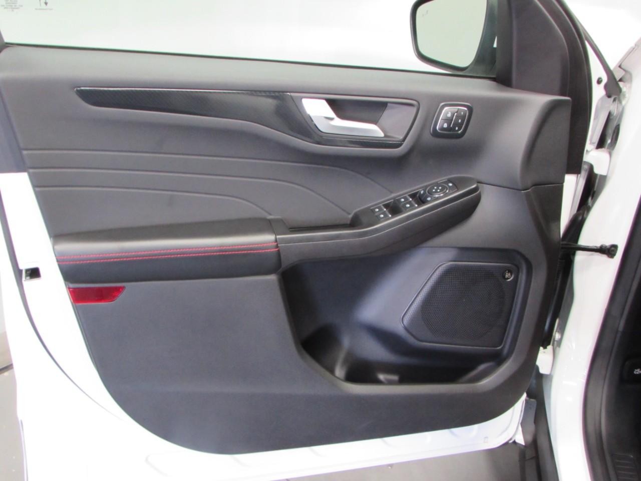 Ford Escape Vehicle Full-screen Gallery Image 32