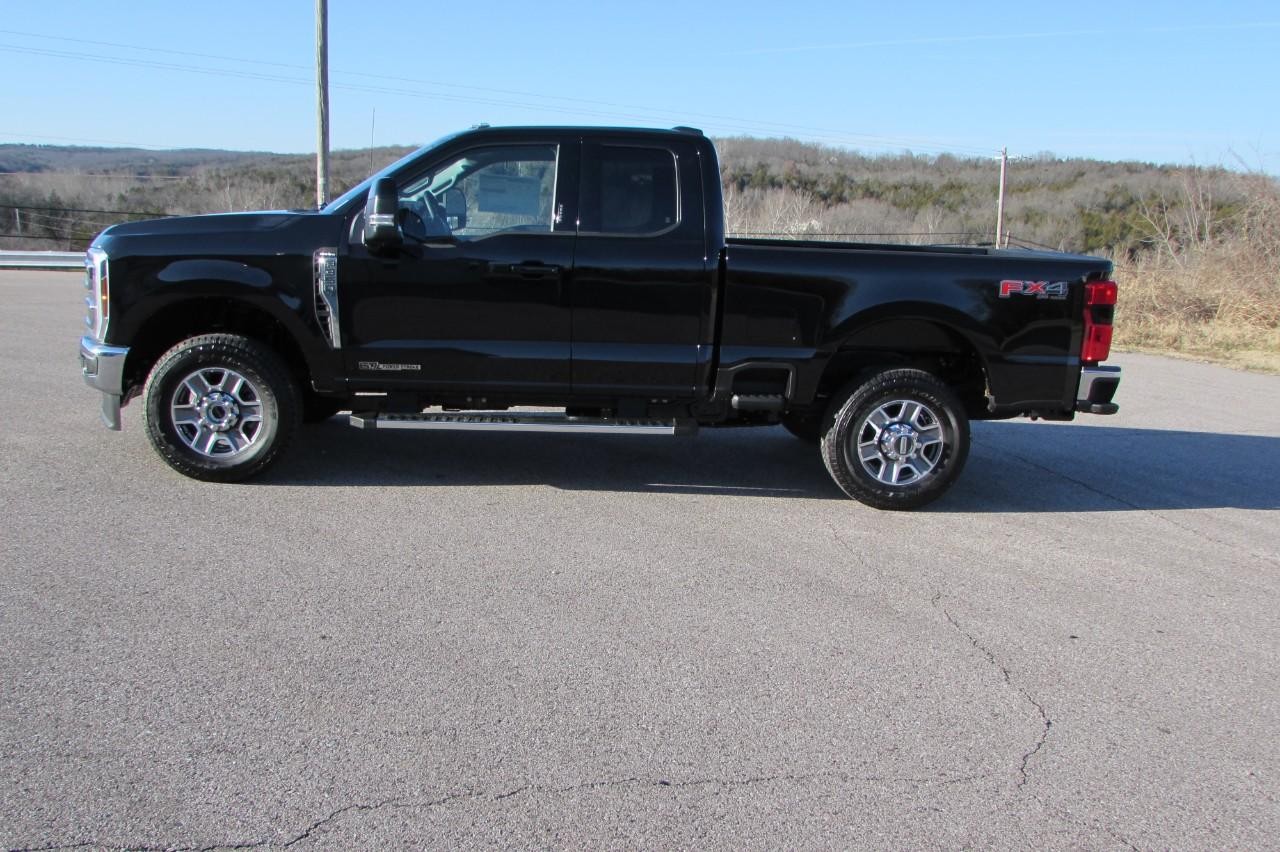 2024 Agate Black Metallic Ford Super Duty F-350 SRW Lariat 4X4 Truck
