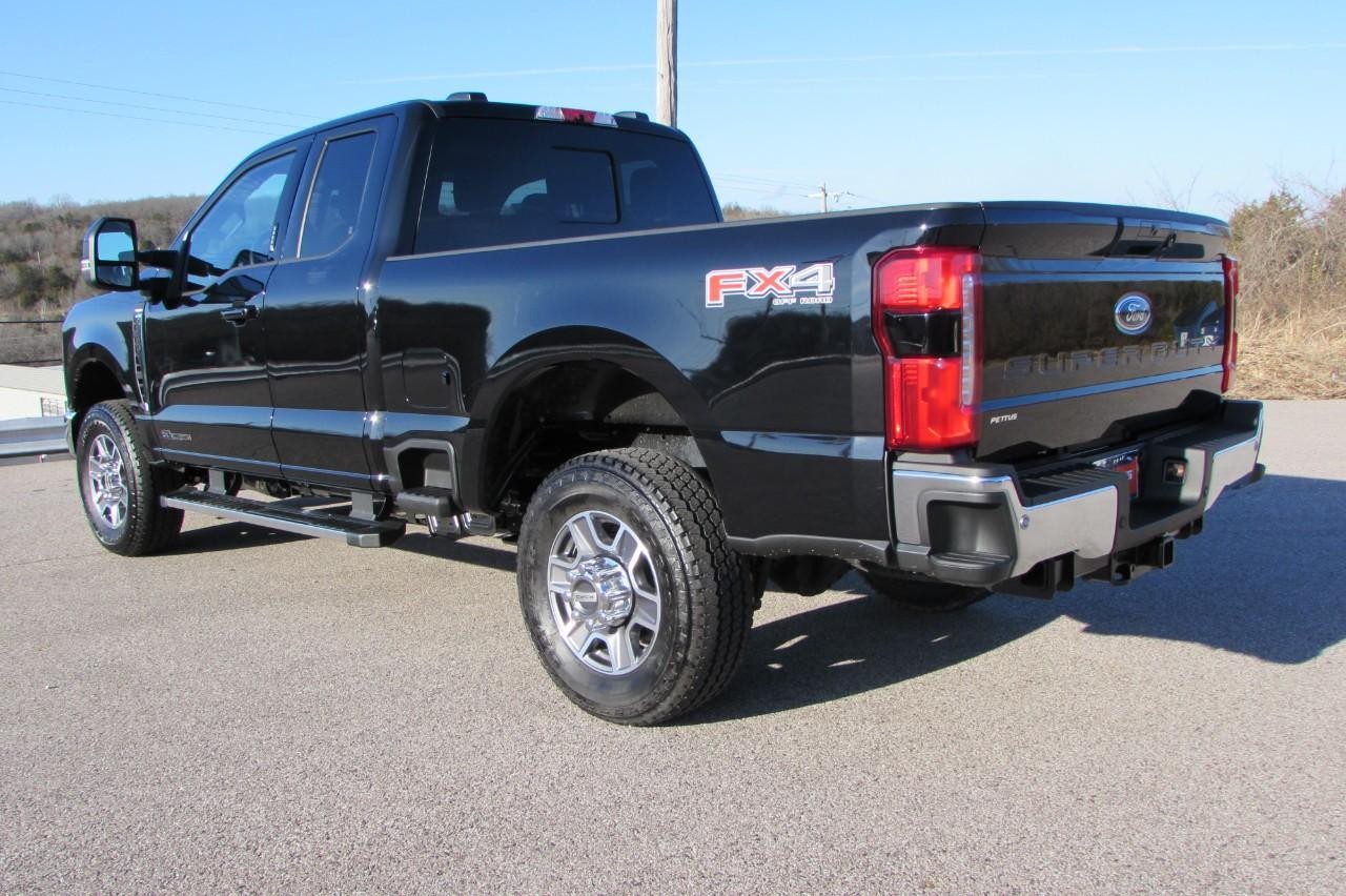 2024 Agate Black Metallic Ford Super Duty F-350 SRW Lariat 4X4 Truck