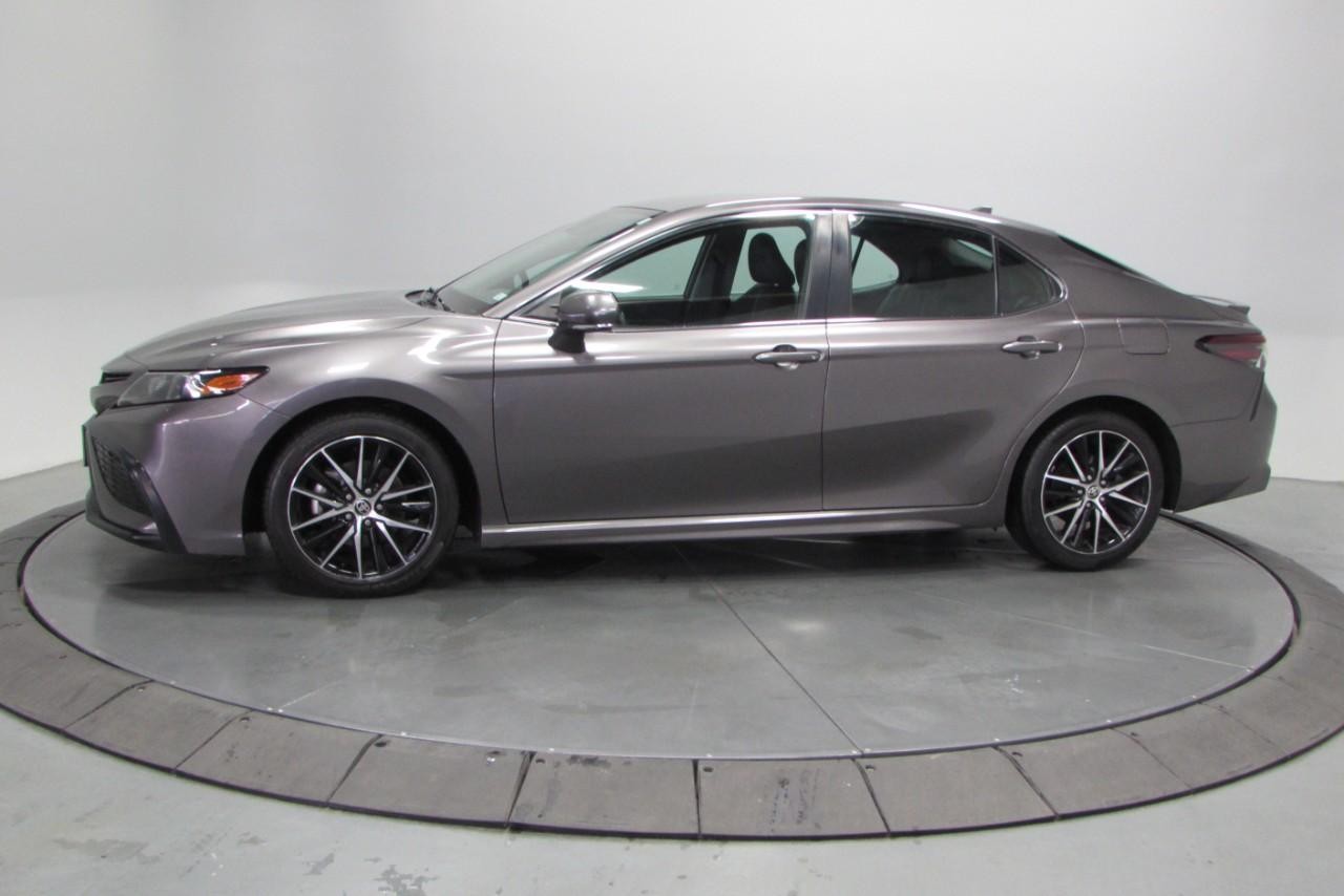 2022 Celestial Silver Metallic Toyota Camry SE FWD Sedan