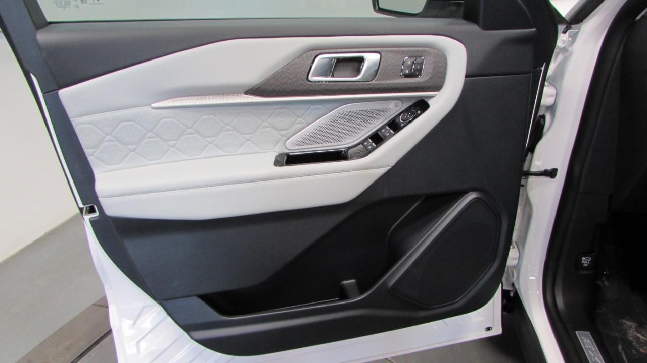 2025 Star White Metallic Tri-Coat Ford Explorer Platinum 4X4 SUV