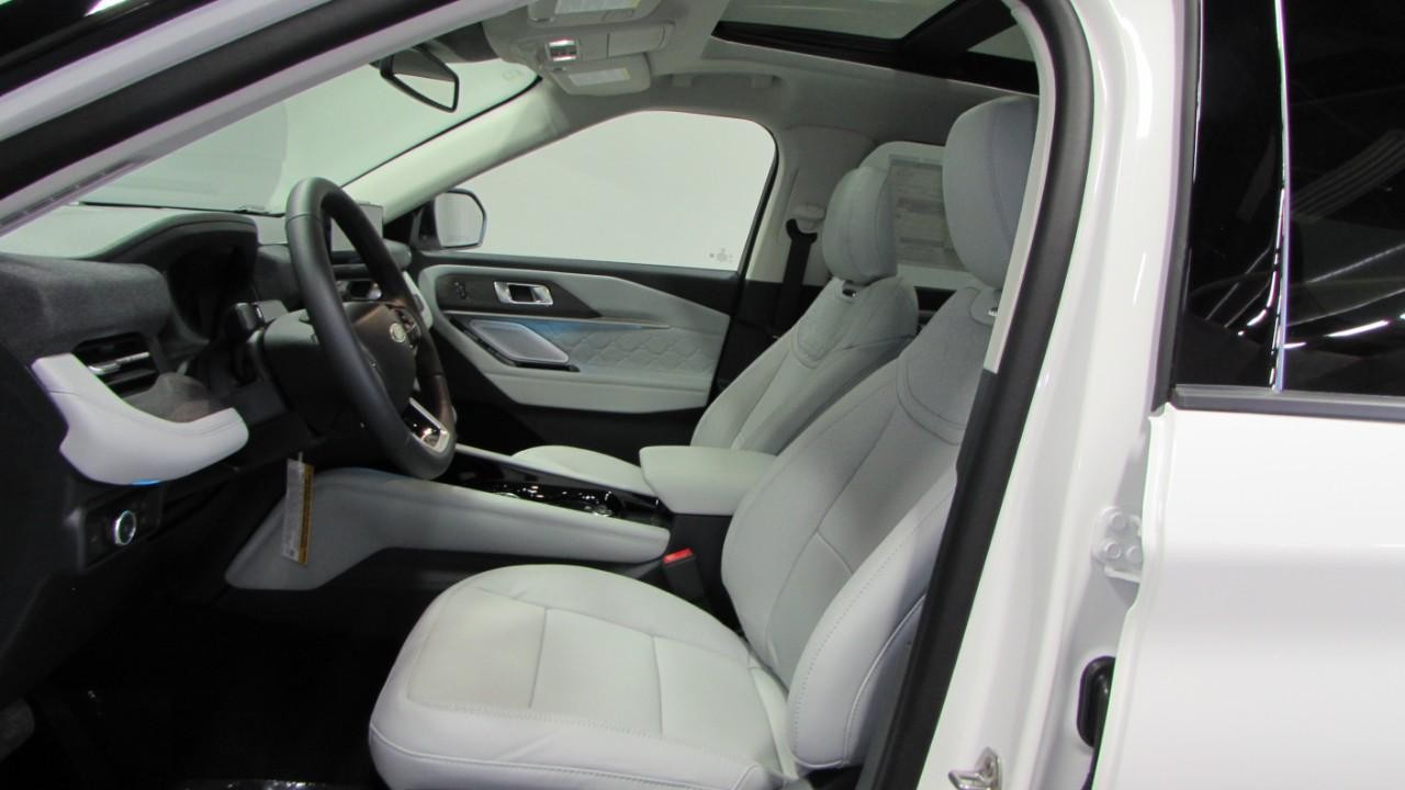 2025 Star White Metallic Tri-Coat Ford Explorer Platinum 4X4 SUV