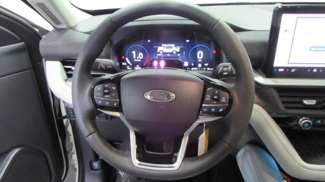 2025 Star White Metallic Tri-Coat Ford Explorer Platinum 4X4 SUV