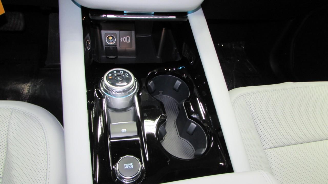 2025 Star White Metallic Tri-Coat Ford Explorer Platinum 4X4 SUV