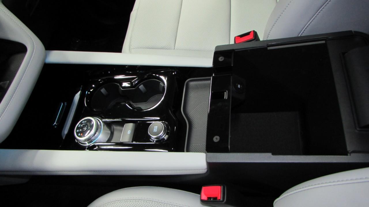 2025 Star White Metallic Tri-Coat Ford Explorer Platinum 4X4 SUV