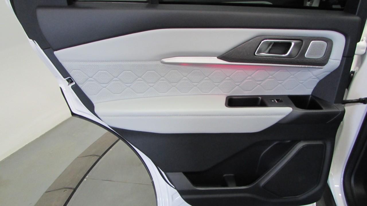 2025 Star White Metallic Tri-Coat Ford Explorer Platinum 4X4 SUV