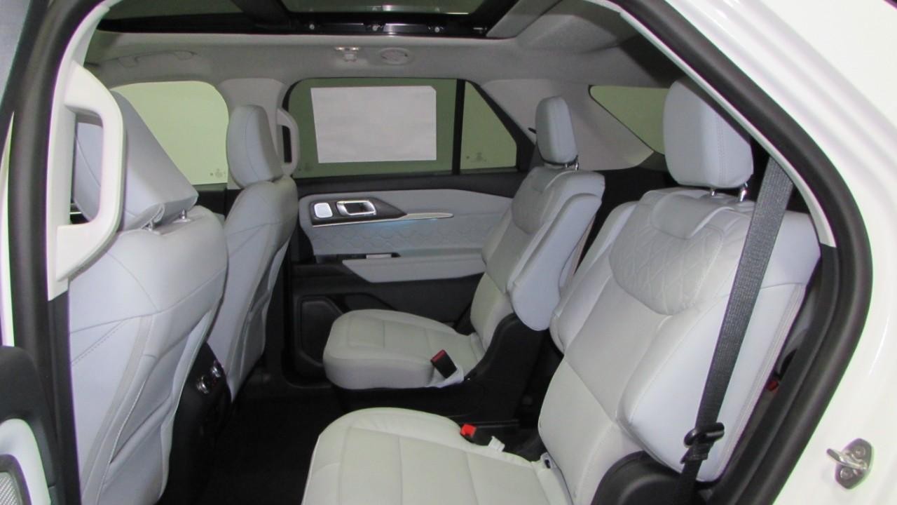 2025 Star White Metallic Tri-Coat Ford Explorer Platinum 4X4 SUV