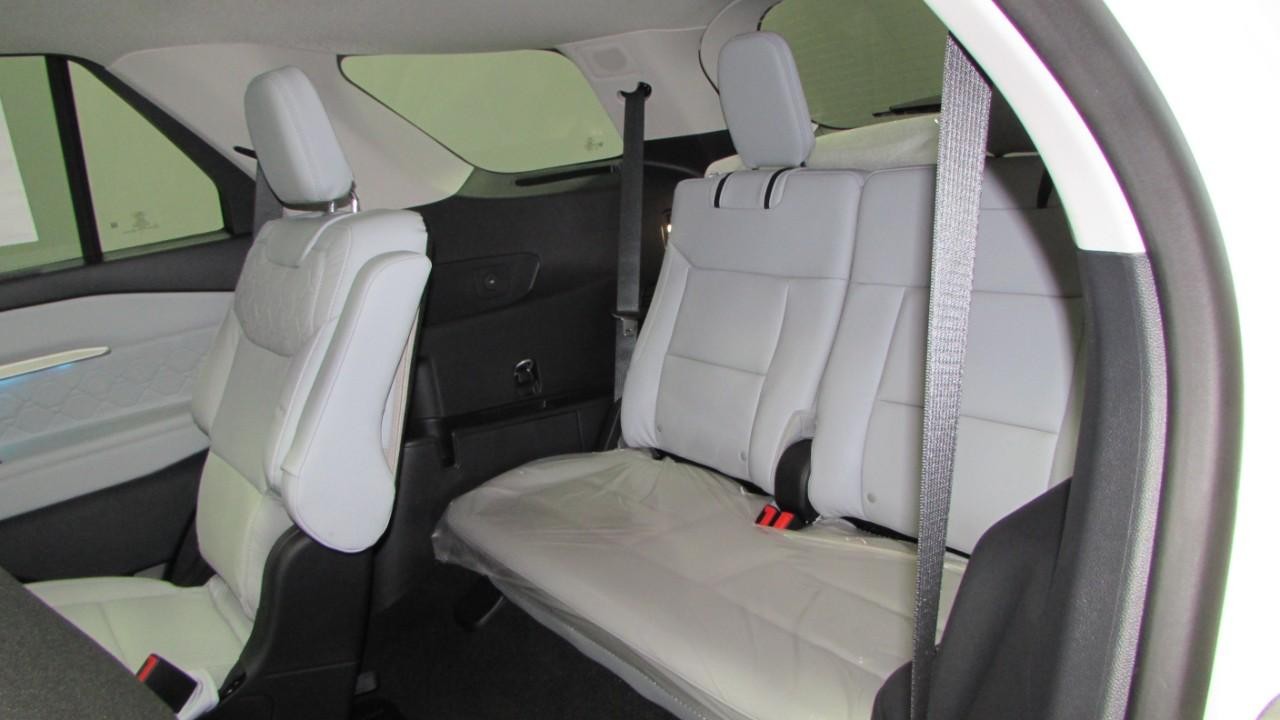 2025 Star White Metallic Tri-Coat Ford Explorer Platinum 4X4 SUV