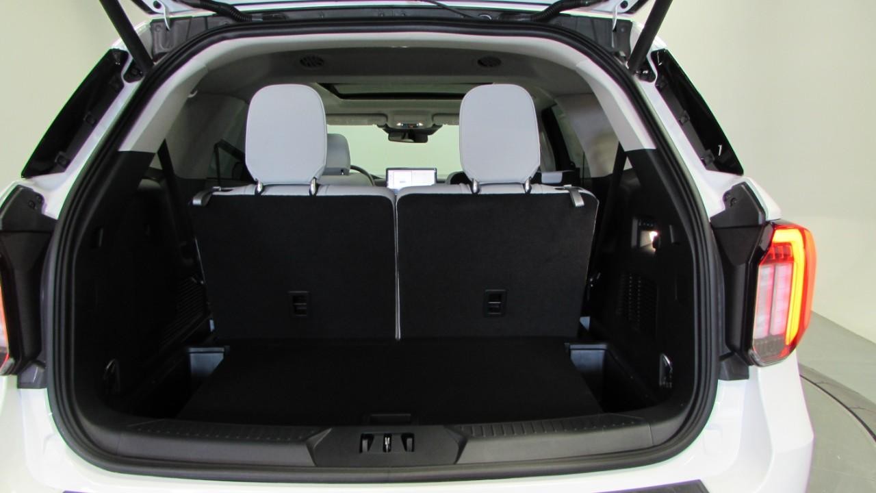 2025 Star White Metallic Tri-Coat Ford Explorer Platinum 4X4 SUV