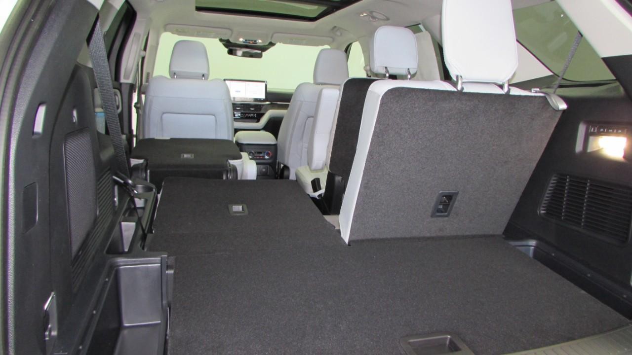 2025 Star White Metallic Tri-Coat Ford Explorer Platinum 4X4 SUV