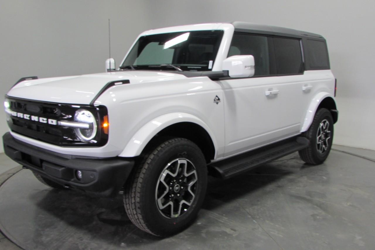 2025 Oxford White Ford Bronco Outer Banks 4X4 SUV