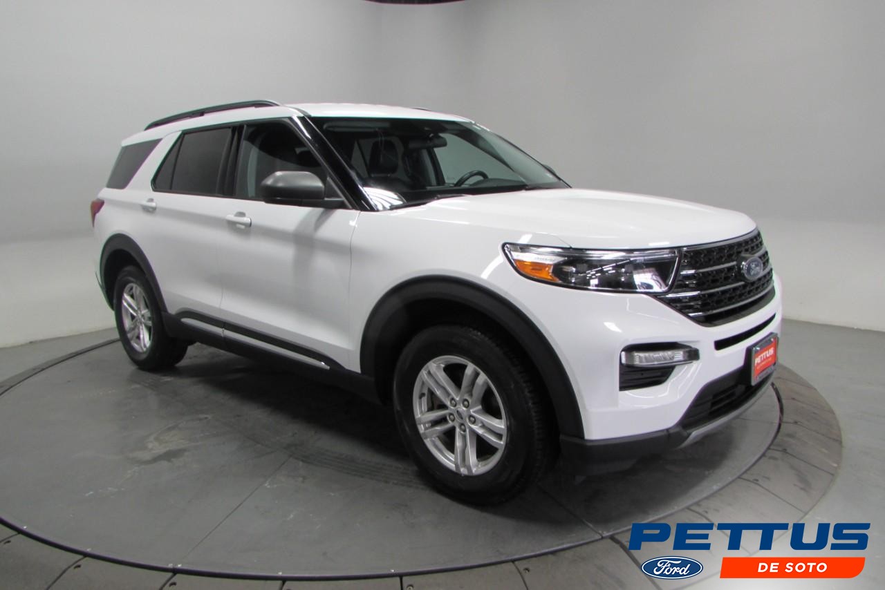 2023 Star White Metallic Tri-Coat Ford Explorer XLT 4X4 SUV