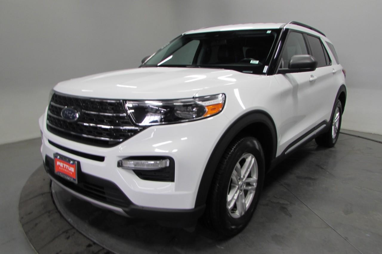 2023 Star White Metallic Tri-Coat Ford Explorer XLT 4X4 SUV