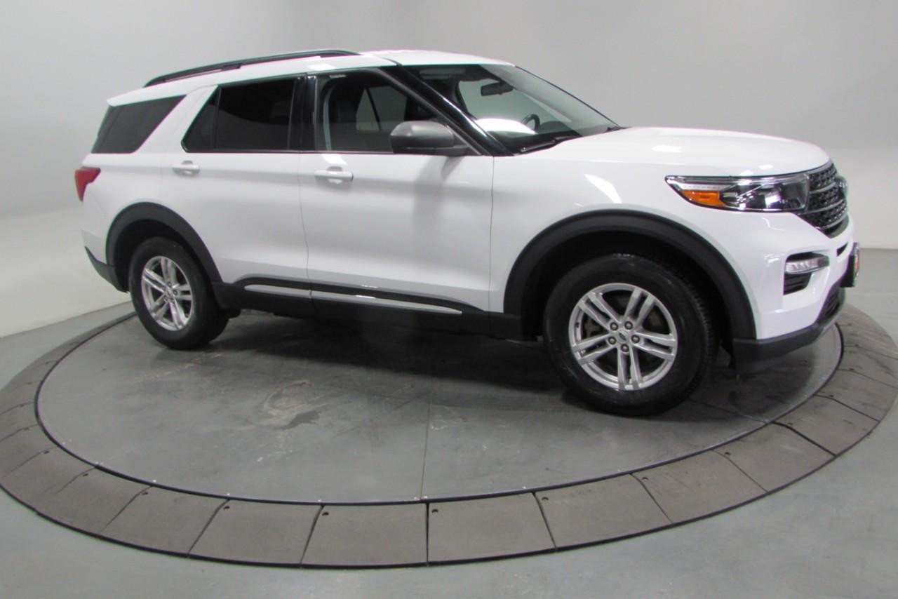 2023 Star White Metallic Tri-Coat Ford Explorer XLT 4X4 SUV