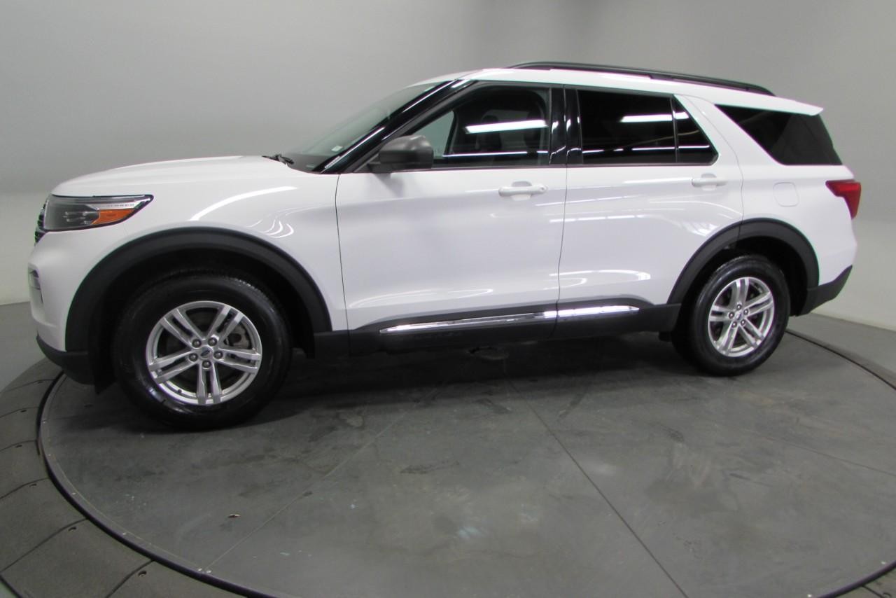 2023 Star White Metallic Tri-Coat Ford Explorer XLT 4X4 SUV