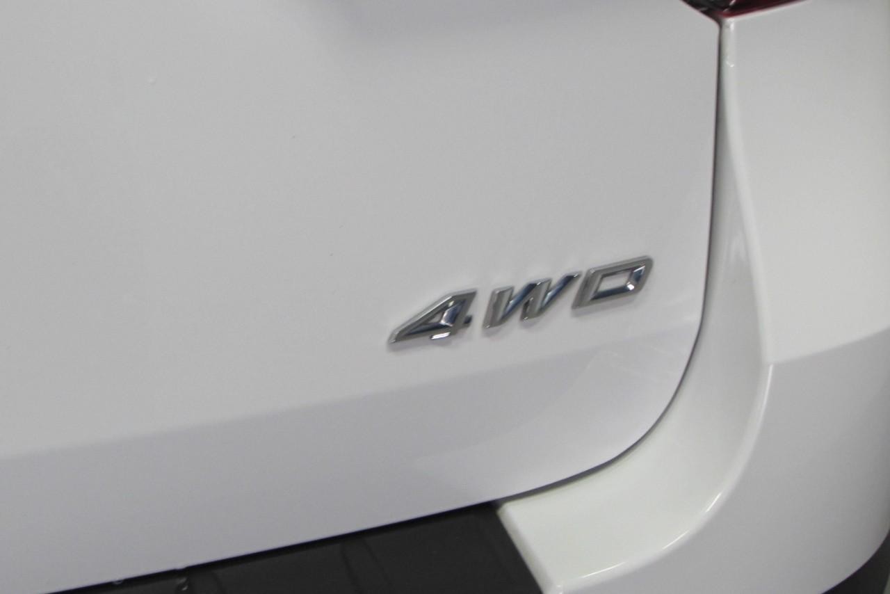 2023 Star White Metallic Tri-Coat Ford Explorer XLT 4X4 SUV