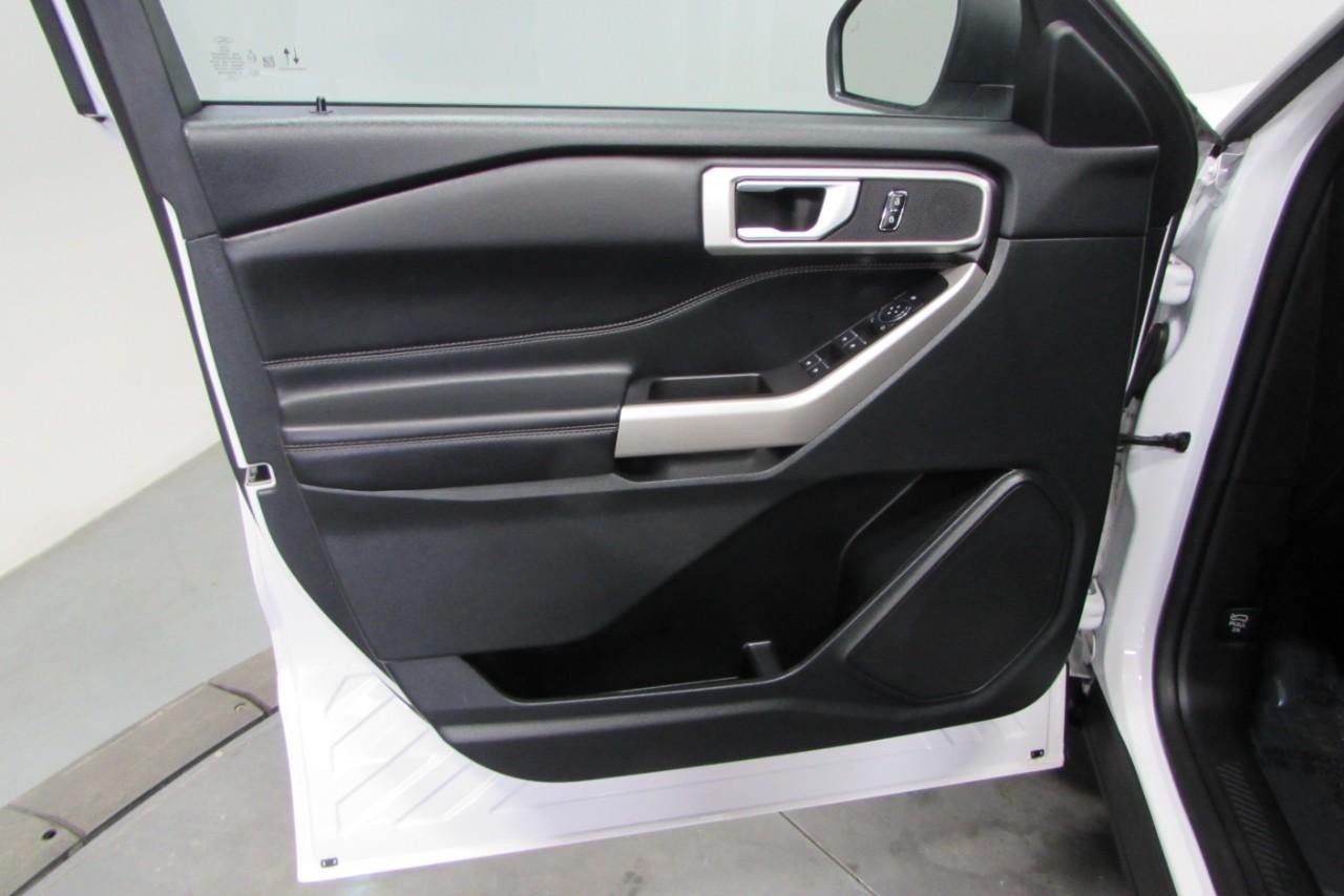 2023 Star White Metallic Tri-Coat Ford Explorer XLT 4X4 SUV