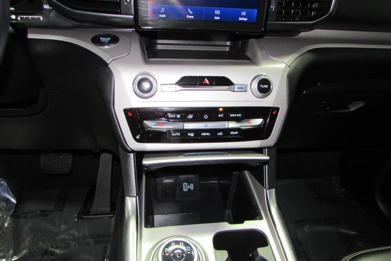 2023 Star White Metallic Tri-Coat Ford Explorer XLT 4X4 SUV