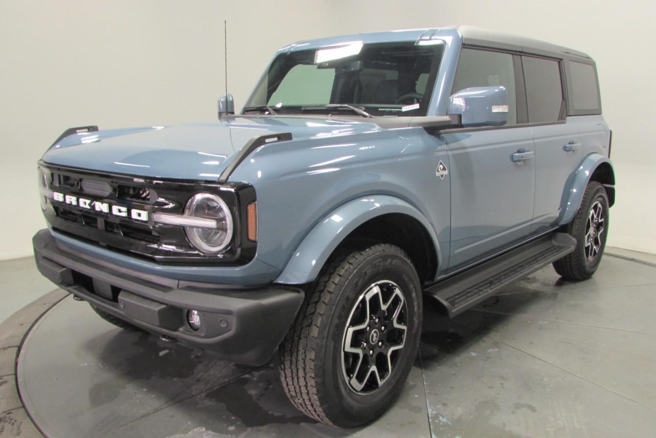 2025 Azure Gray Metallic Tri-Coat Ford Bronco Outer Banks 4X4 SUV