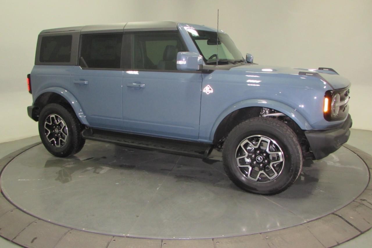2025 Azure Gray Metallic Tri-Coat Ford Bronco Outer Banks 4X4 SUV